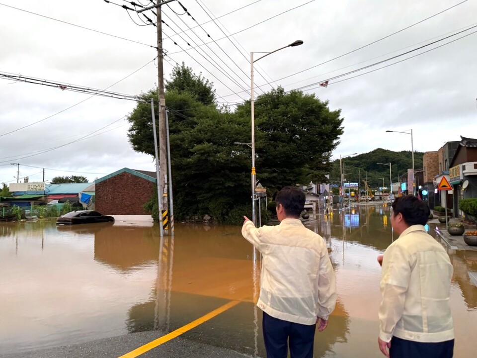 정청래(왼쪽) 더불어민주당 의원이 17일 충남 아산시 수해 현장을 찾아 오세현 아산시장과 피해 상황을 점검하고 있다. (출처=정청래 의원 페이스북)