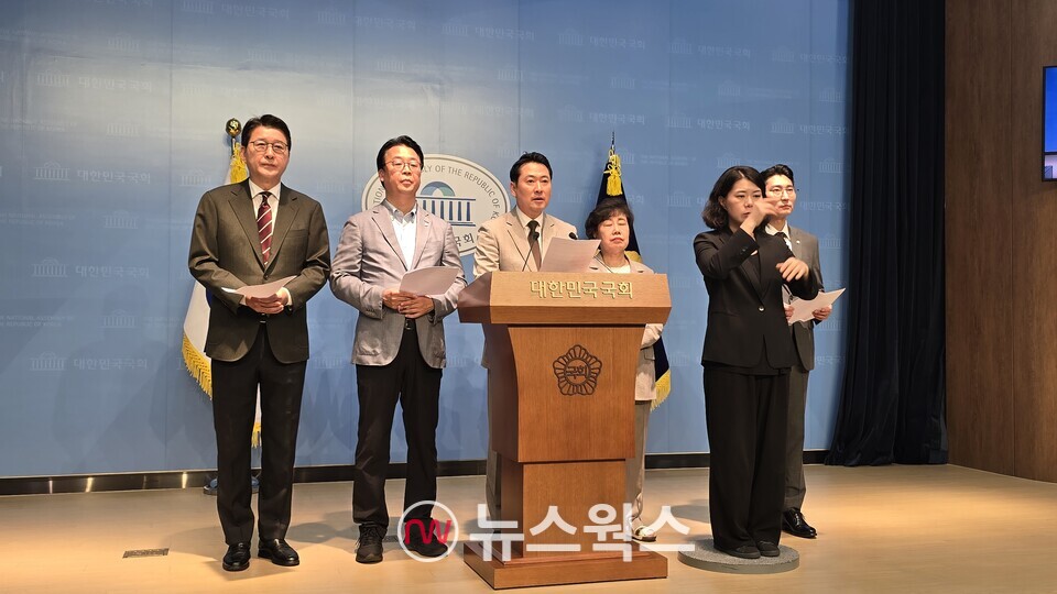장동혁(왼쪽 세 번째) 국민의힘 의원 등 국민의힘 법제사법위원회 위원들이 18일 국회소통관에서 기자회견을 하고 있다. (사진=원성훈 기자)