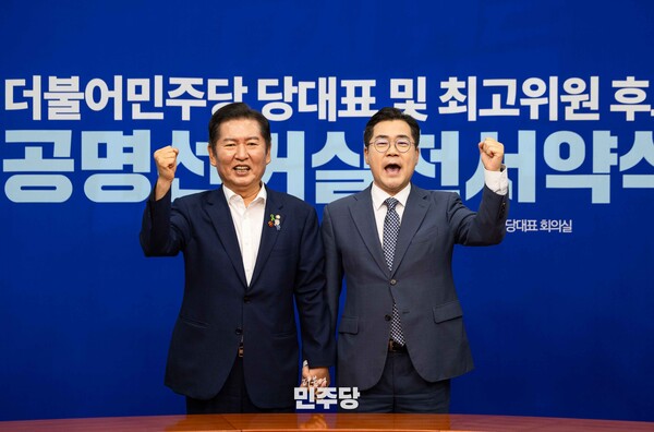 정청래(왼쪽)·박찬대 더불어민주당 당대표 후보가 16일 서울 양천구 목동 SBS에서 TV토론회에 앞서 기념촬영을 하고 있다. (출처=정청래 의원 페이스북)