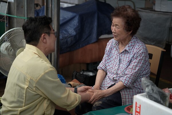 18일 박찬대 후보가 당진 피해 현장에서 피해 노점상인과 대화를 나누고 있다. (출처=박찬대 페이스북)