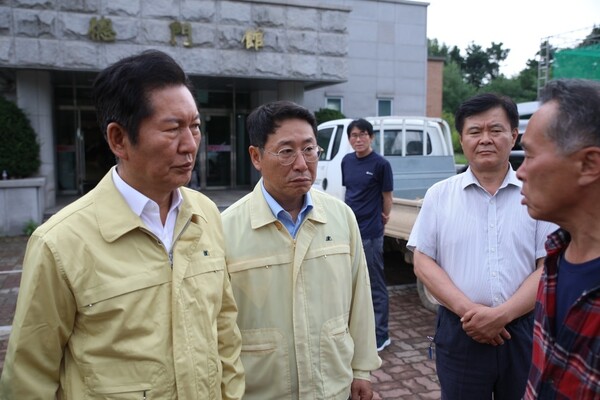 정청래 후보가 18일 충남 예산군 삽교읍 수해현장에 방문해 관계자로부터 현장 설명을 듣고 있다. (출처=정청래 페이스북)