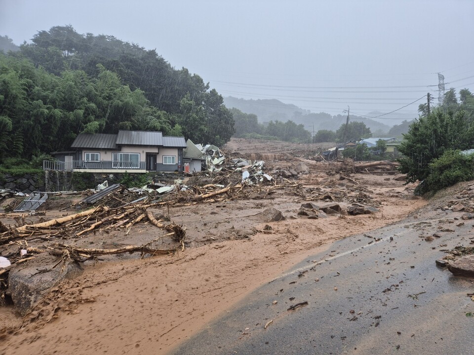 19일 호우경보가 발효된 경남 산청군에 많은 비가 내리면서 산청읍 한 도로가 유실된 모습. (사진=뉴스1)