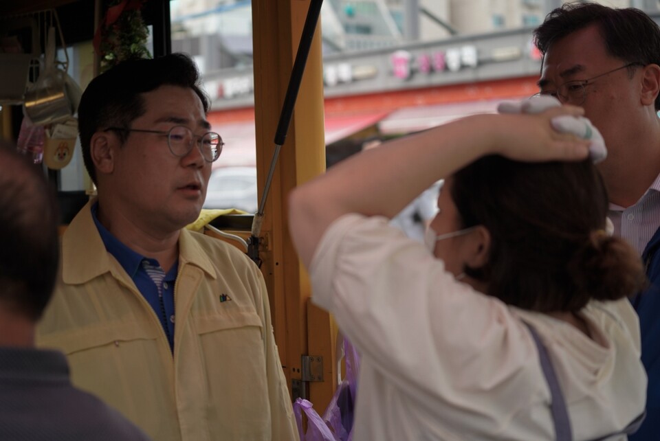 박찬대 더불어민주당 의원이 지난 18일 충남 당진 수해현장을 찾아