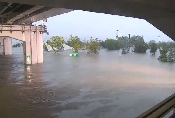 폭우로 인해 서울 잠수교가 물에 잠겨 있다. (사진=KBS뉴스 캡처)