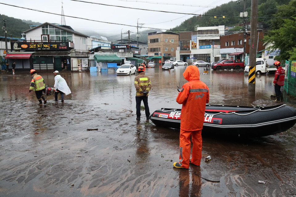 17일 오후 대구 북구 노곡동 마을이 집중호우에 침수돼 소방 당국이 현장을 지켜보고 있다. (사진=뉴스1)
