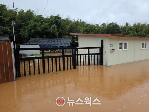 17일 기록적 폭우로 인해 전남 나주 한 주택이 침수됐다. (사진=민문식 기자)