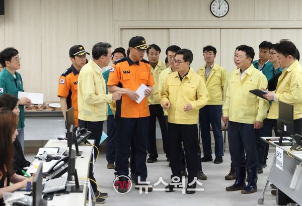 김동연(가운데) 지사가 가평군 현장 방문에 앞서 경기도재난안전대책본부를 찾아 비 피해 상황을 점검하고 있다. (사진제공=경기도)