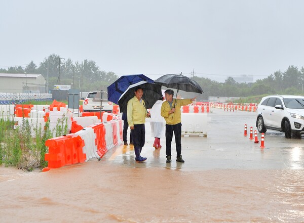 김한종 장성군수가 관계자들과 침수현장을 살펴보고 있다. (사진제공=장성군청)