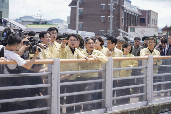 김민석 국무총리와 강기정 광주시장, 관계자들이 신안교에서 호우피해 현장점검하고 있다. (사진제공=광주광역시청)