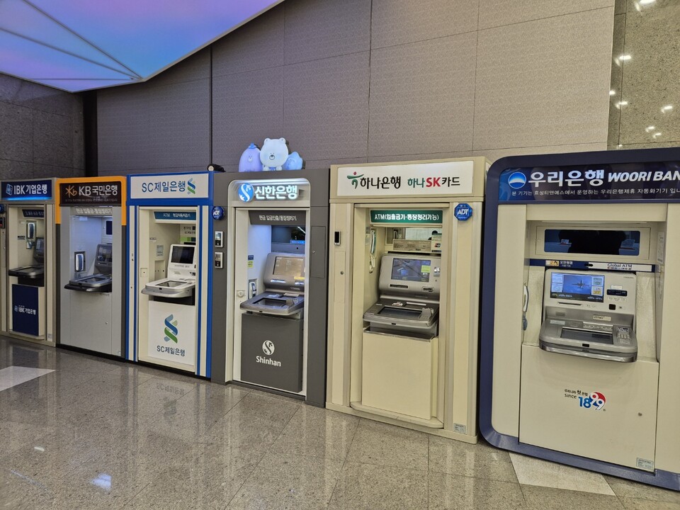 서울 시내의 한 건물에 설치된 IBK기업은행·KB국민은행·SC제일은행·신한은행·하나은행·우리은행 ATM기기 모습 (사진=차진형 기자)