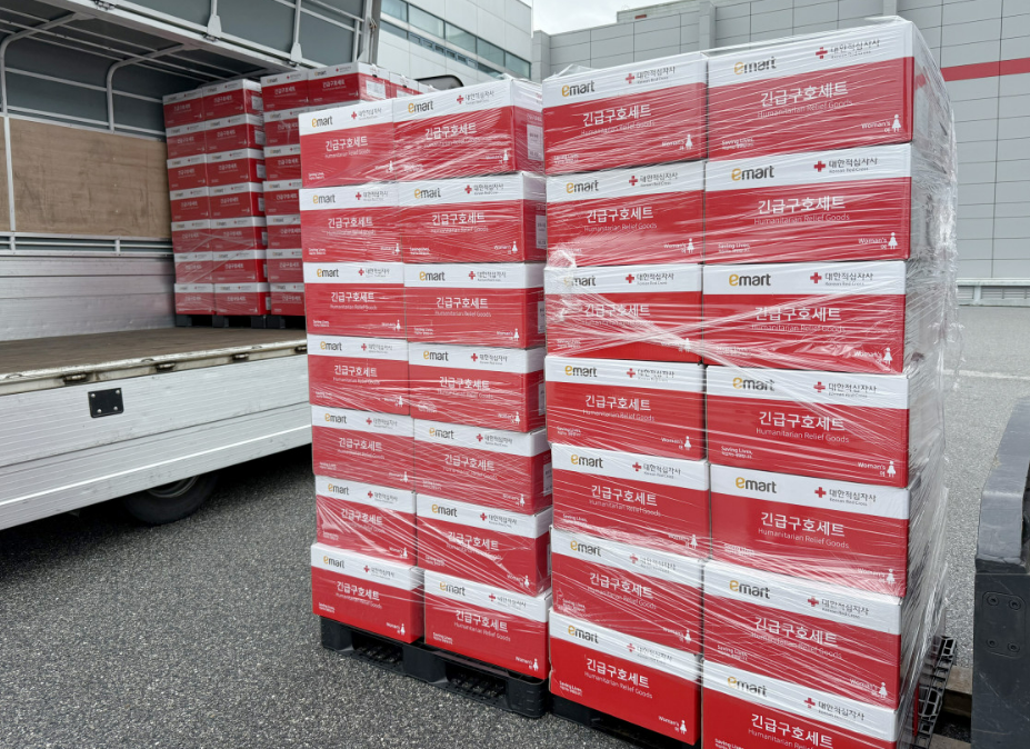 이마트의 긴급구호세트 물품. (사진제공=신세계그룹)