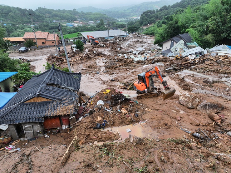 20일 오전 경남 산청군 산청읍 부리 산사태 현장에서 관계자들이 복구 작업을 하고 있다. (사진=뉴스1)