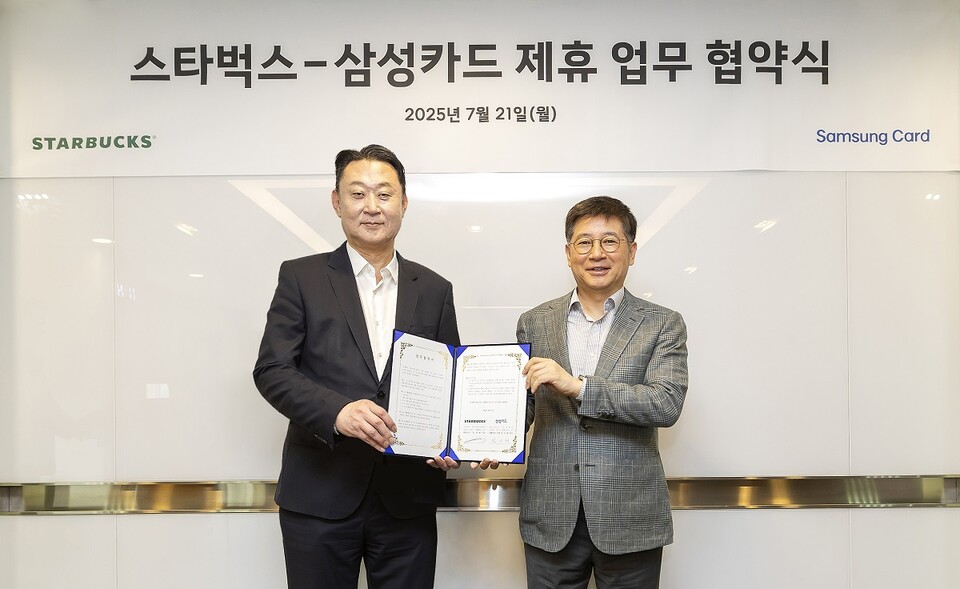 김이태(오른쪽) 삼성카드 사장과 손정현 스타벅스코리아 대표가 상호 협력을 위한 업무협약을 체결한 뒤 기념촬영을 하고 있다. (사진제공=삼성카드)
