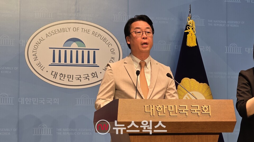 ​곽규택(왼쪽 첫 번째) 국민의힘 의원 등 국민의힘 법제사법위원회 위원들이 지난 18일 국회소통관 기자회견에서 '특검의 무차별 압수수색에 대한 규탄' 기자회견을 열고 있다. (사진=원성훈 기자)