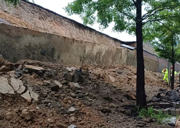 지난 16일 오후 경기 오산시 가장교차로 고가도로 옹벽이 무너져 소방관들이 매몰된 차량 구조작업을 하고 있다. (사진제공=경기도소방재난본부)