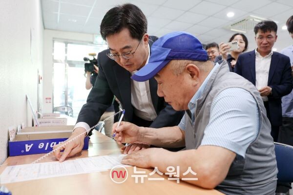 김동연 경기도지사가 수원 원천동 행정복지센터를 방문해 민생회복 소비쿠폰 현장을 살피고 있다. (사진제공=경기도)