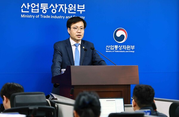 여한구 통상교섭본부장이 지난 6월 12일 출입기자단과 환담을 나누고 있다. (사진제공=산업통상자원부)