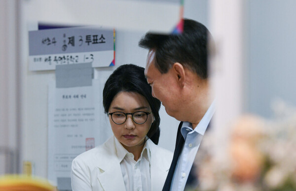 윤석열 전 대통령과 김건희 여사가 지난 6월 3일 서울 서초구 원명초등학교에 마련된 서초구 제3투표소에서 투표를 하기 위해 줄을 서 있다. (사진=뉴스1/공동취재단)