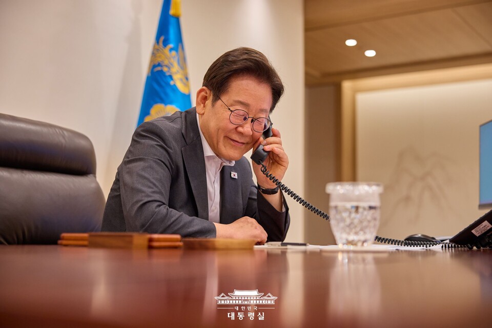 이재명 대통령이 17일 서울 용산구 대통령실 청사 집무실에서 타밈 빈 하마드 알 싸니 카타르 국왕과 전화 통화를 하고 있다. (출처=대통령실 홈페이지)