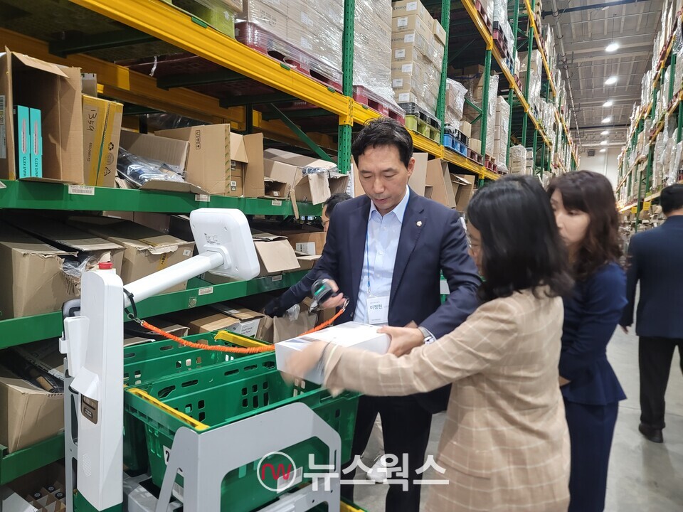 이정헌 국정위 경제2분과 기획위원이 16일 경기 용인시 파스토 스마트물류센터를 방문해 현장을 확인하고 있다. (사진제공=국정위)