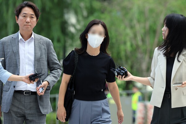 '김건희 집사' 김예성 씨의 아내 정모 씨가 23일 서울 종로구 김건희 특검팀 소환 조사에 출석하고 있다. (뉴스1)