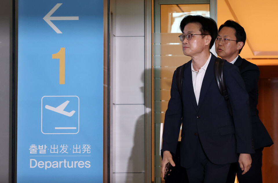 김정관 산업통상자원부 장관이 23일 오전 인천공항에서 대미 통상 협상을 위해 출국하고 있다. (사진=뉴스1)