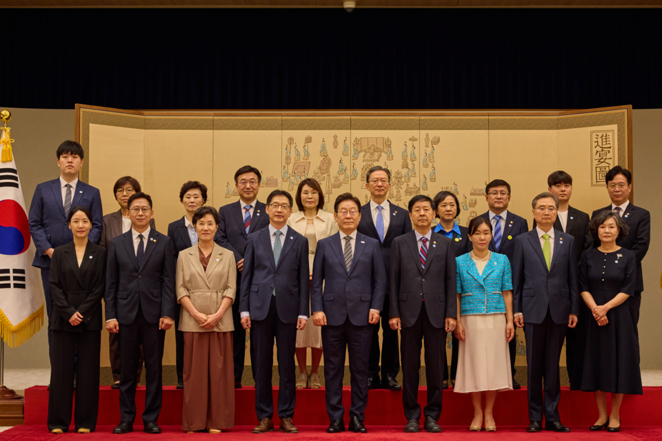 이재명 대통령이 23일 서울 용산 대통령실 청사에서 열린 임명장 및 위촉장 수여식에서 참석자들과 기념촬영을 하고 있다. 윗줄 왼쪽부터 시계방향으로 정은경 보건복지부 장관과 자녀, 윤호중 행정안전부 장관과 배우자, 정성호 법무부 장관과 배우자, 김성환 환경부 장관과 배우자, 김영훈 고용노동부 장관과 자녀, 조현 외교부 장관과 배우자, 구윤철 부총리 겸 기획재정부 장관과 배우자, 이재명 대통령, 김경수 지방시대위원장과 배우자, 배경훈 과학기술정보통신부 장관과 배우자. (출처=이재명 대통령 SNS)