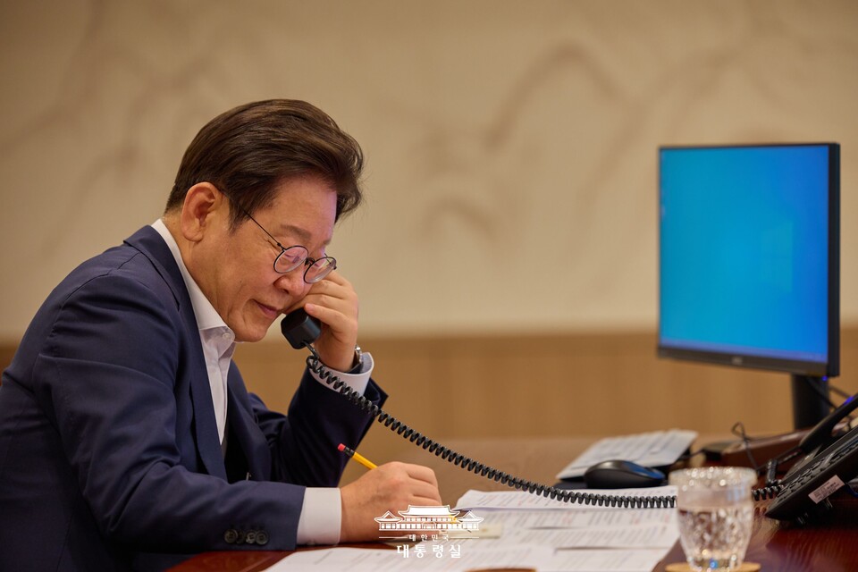 이재명 대통령이 1일 서울 용산구 대통령실 청사 집무실에서 카슴-조마르트 토카예프 카자흐스탄 대통령과 전화 통화를 하고 있다. (출처=대통령실 홈페이지)