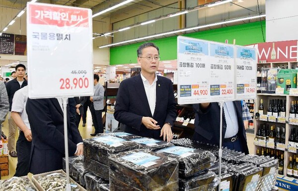 이형일 기획재정부 차관이 23일 서울 서초구 농협하나로마트를 방문해 주요 농축산물 수급 현황과 생활 물가 동향을 점검하고 있다. (사진제공=기획재정부)