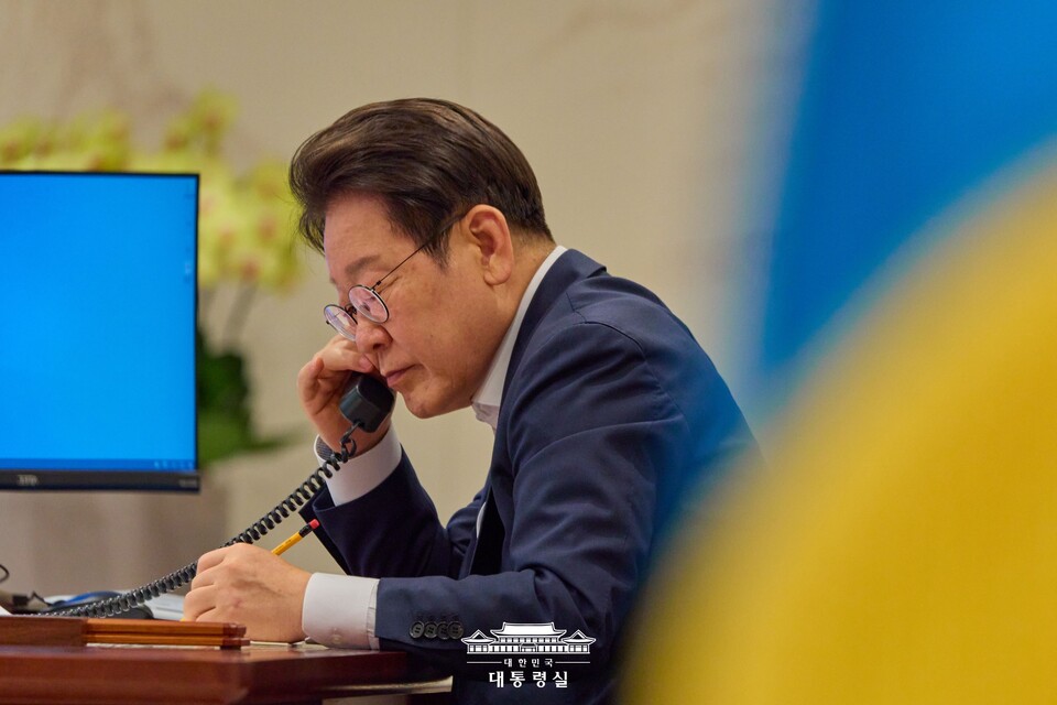 이재명 대통령이 9일 서울 용산구 대통령실 청사 집무실에서 울프 크리스터손 스웨덴 총리와 전화 통화를 하고 있다. (출처=대통령실 홈페이지)