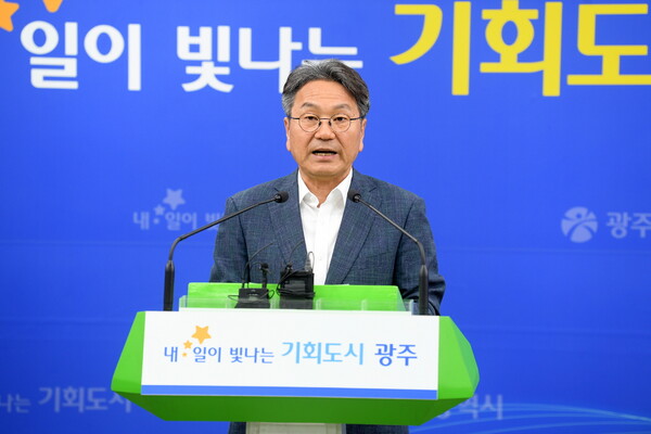 23일 오후 시청 브리핑실에서 열린 민생회복 소비쿠폰 지급 관련 기자회견에서 강기정 광주시장이 발언을 하고 있다. (사진제공=광주광역시청)