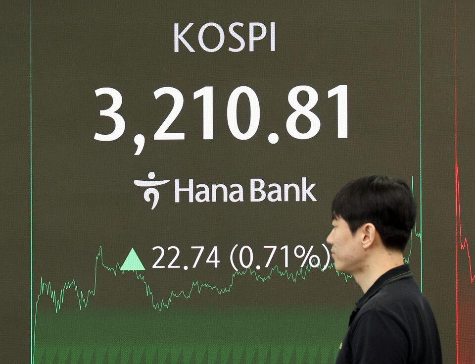 지난 21일 오후 서울 중구 하나은행 본점 딜링룸 전광판에 증시 종가가 표시되고 있다. 이날 코스피 지수는 전 거래일 대비 22.74p(0.71%) 오른 3210.81, 코스닥 지수는 1.02p(0.12%) 오른 821.69로 장을 마감했다. (사진=뉴스1)