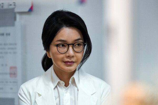 김건희씨가 지난 6월 3일 서울 서초구 원명초등학교에 마련된 서초구 제3투표소에서 투표를 하기 위해 줄을 서 있다. (사진=뉴스1)