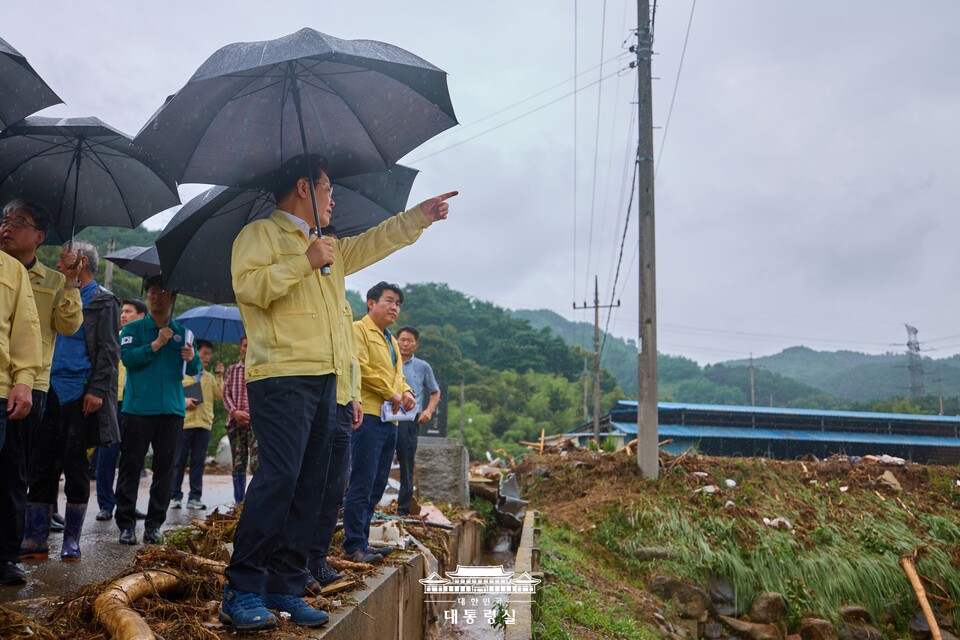 이재명 대통령이 21일 기록적인 폭우가 쏟아진 경남 산청군 산청읍 부리마을에서 피해 상황을 점검하고 있다. (출처=대통령실 홈페이지)