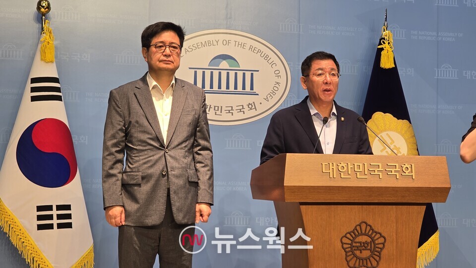 이상휘(오른쪽) 국민의힘 미디어특위위원장이 같은 당의 김장겸 의원과 함께 25일 국회소통관에서 기자회견을 열고 있다. (사진=원성훈 기자)