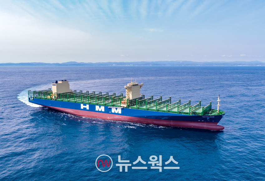 HD한국조선해양이 지난 2024년 건조해 인도한 1만3000TEU급 컨테이너 운반선 시운전 모습. (사진제공=HD한국조선해양)