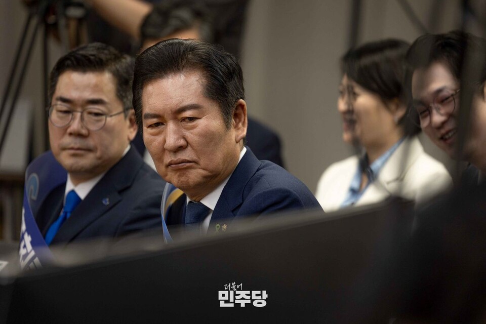 지난 19일 여의도 중앙당사에서 열린 제2차 임시전국당원대회 충청권 합동연설회에 참석한 정청래(왼쪽)·박찬대 더불어민주당 당대표 후보. (사진제공=민주당)