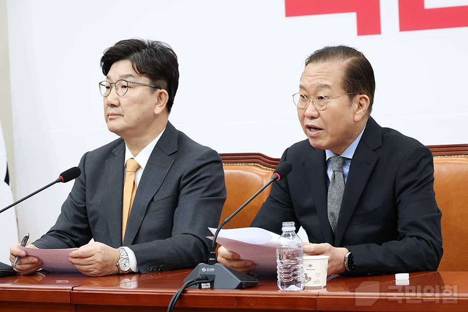 권영세(오른쪽) 국민의힘 비상대책위원장과 권성동 원내대표가 지난 3월 24일 국회에서 헌법재판소에서 한덕수 국무총리에 관한 탄핵 기각 판결에 관련해 기자회견을 열고 있다. (사진제공=국민의힘)