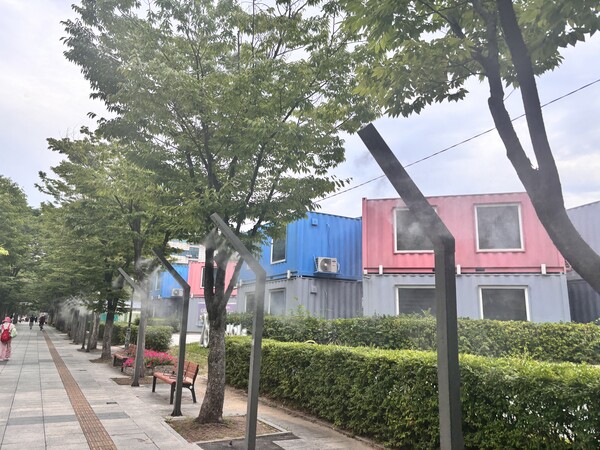 경기 고양시 덕양구청 옆 인도에 쿨링포그가 가동 중이다. (사진=허운연 기자)