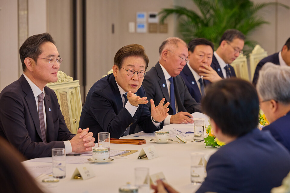 이재명 대통령이 지난 13일 서울 용산구 대통령실에서 열린 6경제단체와 기업인 간담회에서 참석자들에게 발언하고 있다. (사진제공=대통령실)