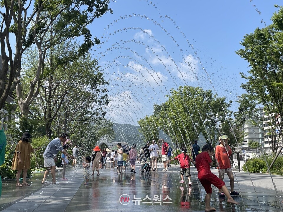 서울 종로구 광화문광장 바닥분수에서 어린이들이 물놀이를 하며 더위를 식히고 있다. (사진=뉴스웍스 DB)