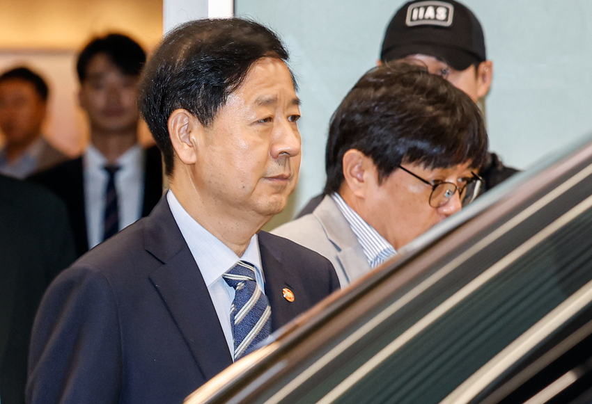 구윤철 경제부총리 겸 기획재정부 장관이 지난 24일 오전 인천국제공항 제2여객터미널에서 미국 재무장관과 무역대표부(USTR)와 예정돼 있던 통상협의가 취소되자 굳은 표정으로 공항을 나서 차량에 오르고 있다. (사진=뉴스1)