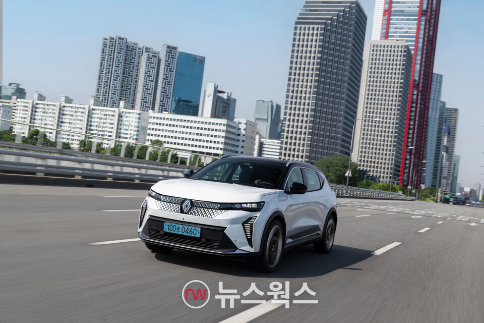 르노 '세닉 E-Tech 100% 일렉트릭'이 도로에서 주행하고 있다. (사진제공=르노코리아)