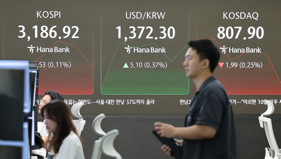 25일 오전 서울 중구 하나은행 딜링룸에 코스피와 코스닥, 원달러 환율이 표시 되고 있다. (사진=뉴스1)