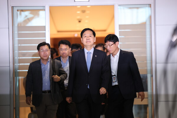 구윤철 경제부총리 겸 기획재정부 장관이 29일 오전 인천국제공항 제2터미널을 통해 미국으로 출국하고 있다. (사진=뉴스1)