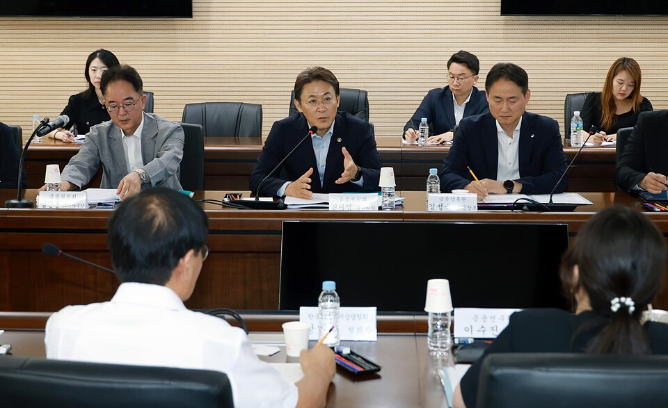 권대영 금융위 부위원장이 29일 서민금융진흥원에서 채무자에 대한 채무상담 등 현장 경험이 풍부한 민간 전문가, 유관기관과 함께 개최한 개인 연체채권 관리 관련 현장 간담회에서 금융회사등의 개인 연체채권 관리실태 파악 및 개선방향에 대해 논의하고 있다. (사진제공=금융위원회)