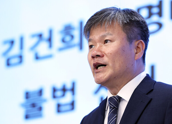 윤석열 전 대통령 부인 김건희 여사와 관련한 각종 의혹 사건을 수사하는 민중기 특별검사팀 문홍주 특검보가 지난 9일 오후 서울 종로구 KT광화문빌딩에서 정례 브리핑을 하고 있다. (사진=뉴스1)