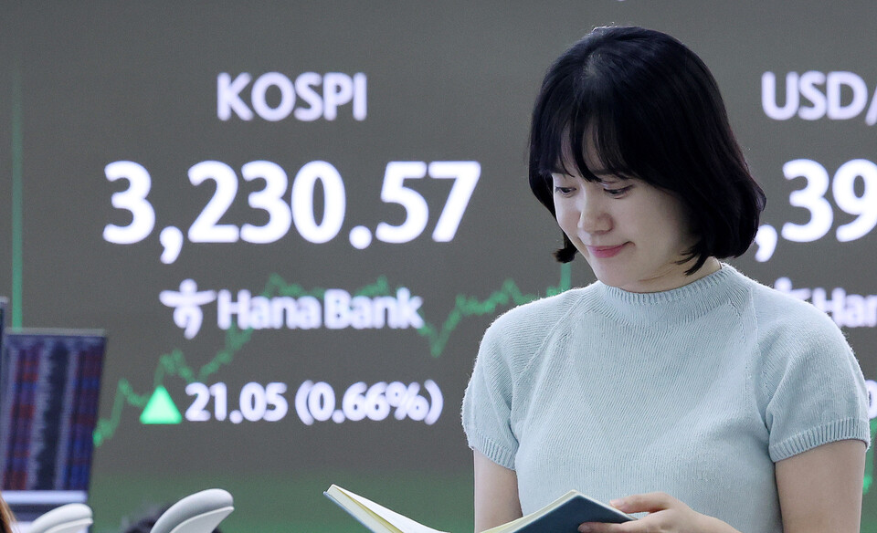 29일 오후 서울 중구 하나은행 딜링룸 전광판에 코스피 지수가 전일 대비 21.05포인트(0.66%) 오른 3230.57을 나타내고 있다. (사진=뉴스1)