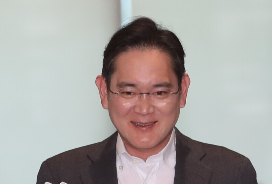 이재용 삼성전자 회장이 지난해 8월 파리올림픽 출장을 마치고 김포공항 비즈니스 항공센터를 통해 귀국하고 있다. (사진-뉴스1)