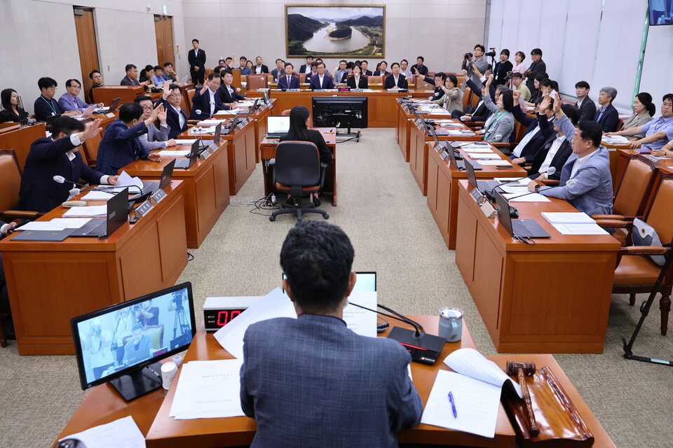 29일 오후 서울 여의도 국회에서 열린 농해수위 전체회의에서 의원들이 거수 표결하고 있다. (사진=뉴스1)